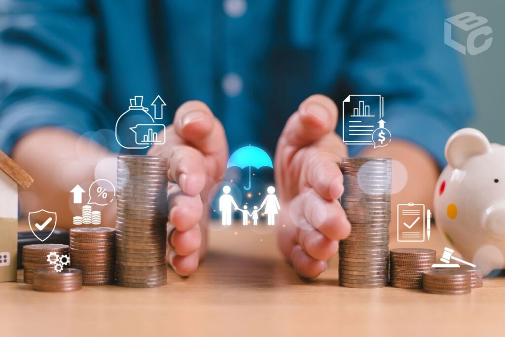 Uma mão separando os bens como dinheiro e imóveis dando alusão aos valores de herança