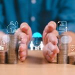 Uma mão separando os bens como dinheiro e imóveis dando alusão aos valores de herança