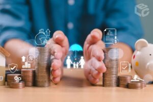 Uma mão separando os bens como dinheiro e imóveis dando alusão aos valores de herança