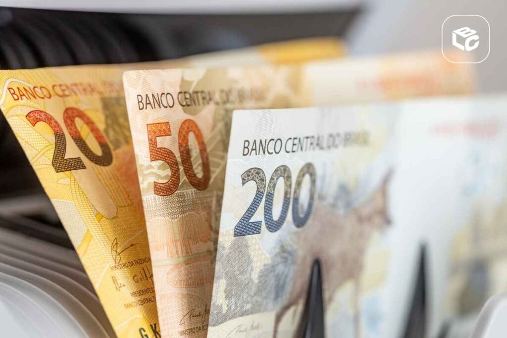Cédulas de real brasileiro de R$20, R$50 e R$200 sobrepostas em leque, representando o valor líquido recebido na antecipação de precatório ou RPV pela LCbank
