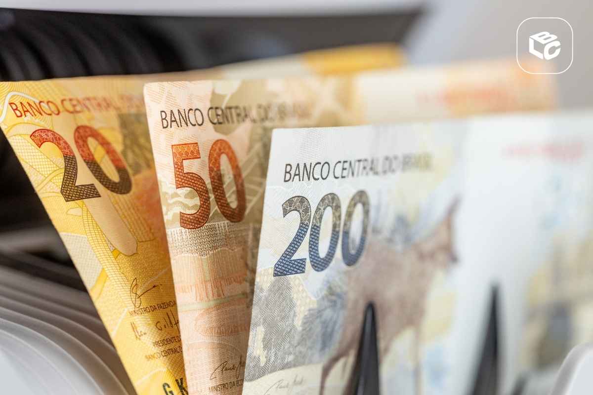 Cédulas de real brasileiro de R$20, R$50 e R$200 sobrepostas em leque, representando o valor líquido recebido na antecipação de precatório ou RPV pela LCbank